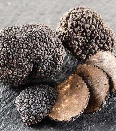 truffes-et-tranches-noires-de-truffe-86432130.jpg